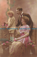 R162740 Old Postcard. Family Photo - Monde