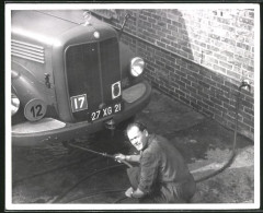 Fotografie Lastwagen Mercedes Benz, LKW Wird Mit Dem Schlauch Gereinigt  - Automobile