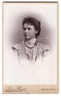 Fotografie Louis Hoyer, Hannover, Vahrenwalder-Strasse 104, Junge Frau In Puffärmelkleid  - Anonymous Persons