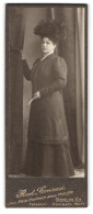 Fotografie Rud. Conrad, Berlin, Königstr. 34 /36, Portrait Dame In Dunklen Kleid Mit Grossem Hut Und Lesebrille  - Personnes Anonymes