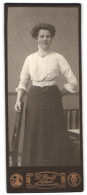 Fotografie B. Prill, Lübeck, Breitestr. 97, Portrait Dame In Weisser Bluse Mit Halskette  - Personnes Anonymes