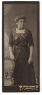 Fotografie Ludwig Mertens, Rendsburg, Am Gymnasium, Portrait Frau Im Bestickten Kleid Mit Halskette  - Personnes Anonymes