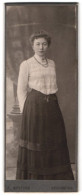 Fotografie L. Mertens, Rendsburg, Portrait Junge Dame In Weisser Bluse Mit Schwarzem Rock Und Perlenkette  - Personnes Anonymes