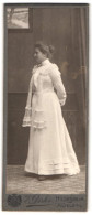 Fotografie E. Dirks, Hildesheim, Portrait Frau L. Mahnkopf Im Weissen Kleid Mit Dutt  - Anonymous Persons