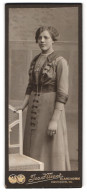 Fotografie Jos. Minet, Elmshorn, Panjestr. 10, Portrait Dame Im Bestickten Kleid Mit Perlenhalskette  - Personnes Anonymes