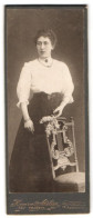 Fotografie Hansa Atelier, Altona, Reicherstr. 1, Portrait Dame In Weisser Bluse Mit Brosche Und Halskette, Locken  - Personnes Anonymes