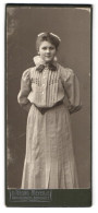 Fotografie Georg Meyer, Braunschweig, Bankplatz 3, Portrait Junge Frau Emmy Im Karierten Kleid Mit Schleife  - Personnes Anonymes