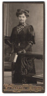 Fotografie Eli Haertel, Limbach I. S., Helenenstr. 37, Portrait Dame Im Schwarzen Kleid Mit Toupierten Haaren  - Anonymous Persons