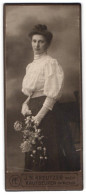 Fotografie J. N. Kreutzer Nachf., Kaufbeuren, An Wiesthor, Portrait Junge Frau In Weisser Karierter Bluse Mit Dutt  - Anonymous Persons