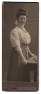 Fotografie Atelier Emil Heuer, Wittenberg, Mittelstr. 58, Portrait Dame In Weisser Bluse Mit Perlenkette Und Dutt  - Anonymous Persons