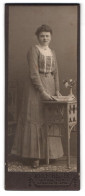 Fotografie Adolf Fischer, Weida I. Th., Geraerstr. 27-29, Portrait Dame Im Grauen Kleid Mit Perlenkette  - Anonymous Persons