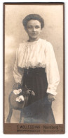 Fotografie E. Wolleschak, Naumburg A. S., Windmühlenstr. 30, Portrait Junge Dame In Weisser Bluse Mit Blumen In Der H  - Anonymous Persons