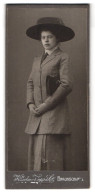 Fotografie Wilhelm Kopp & Co., Braunschweig, Portrait Frau Ille Im Damen Anzug Mit Breitem Hut Und Ledertasche  - Anonymous Persons