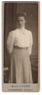 Fotografie Wilh. Thieme, Halberstadt, Plantage 9, Portrait Herta Bach In Weisser Bluse Mit Kreuzkette  - Anonymous Persons