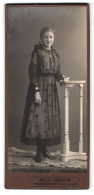 Fotografie Aug. Nolte, Hannover, Holzmarkt 6, Portrait Mädchen Im Verzierten Kleid Mit Lackschuhen  - Anonymous Persons