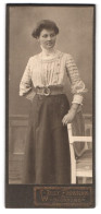 Fotografie Willy Frohsinn, Duisburg, Königstr. 26, Portrait Dame In Weisser Bluse Mit Halskette Und Toupierten Haaren  - Personnes Anonymes