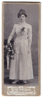 Fotografie Otto Helbig, Langenchursdorf, Portrait Dame Im Weissen Kleid Mit Armstulpen Und Hochsteckfrisur  - Personnes Anonymes