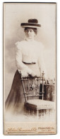 Fotografie Atelier Samson & Co., Frankfurt A. M., Zell 46, Portrait Dame In Weisser Bluse Mit Breitem Hut  - Personnes Anonymes