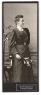 Photo R. Wunderlich, Hagenau I. Els., Portrait De Junge Frau Im Karierten Kleid Avec Des Fleurs In Der Hand  - Personnes Anonymes