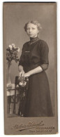 Fotografie Atelier Ideal, Bremerhaven, Bgm. Smidtstr. 17, Portrait Junge Frau Im Schwarzen Seidenkleid Mit Blondem Haar  - Personnes Anonymes