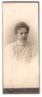 Fotografie Otto Stremmel, Elberfeld, Hofauer-Str. 80, Portrait Junge Dame In Weisser Bluse Mit Locken  - Personnes Anonymes