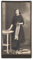 Fotografie E. Schultze, Berlin, Friesenstrasse 17, Portrait Junge Dame Im Kleid Mit Zeitung  - Personnes Anonymes