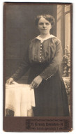 Fotografie Herm. Gross, Dresden-N., Leisnigerplatz 1, Portrait Junge Dame In Hübscher Bluse Und Rock  - Personnes Anonymes