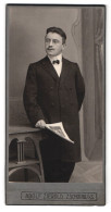 Fotografie Adolf Zierold, Zschopau I /S., Portrait Eleganter Herr Mit Zwicker Und Zeitung  - Personnes Anonymes