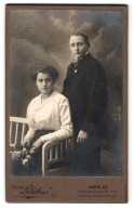 Fotografie Atelier Globus, Wien, Mariahilferstrssse 141, Portrait Junger Mann Und Junges Mädchen In Modischer Kleidung  - Anonymous Persons