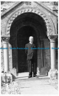 R162930 Old Postcard. Man Near The Doors - Monde