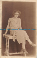 R162418 Old Postcard. Woman Sitting On The Table - Monde