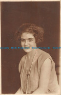 R162419 Old Postcard. Woman - Monde
