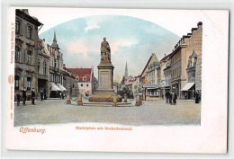 39117641 - Offenburg In Baden. Marktplatz Mit Drakedenkmal Ungelaufen  Ecken Mit Albumabdruecken, Sonst Gut Erhalten - Offenburg