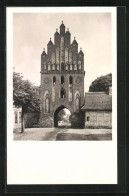 Foto-AK Deutscher Kunstverlag, Nr. 4: Neubrandenburg, Neues Tor, Stadtseite: Die Jungfrauen  - Photographs