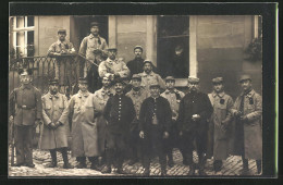 Foto-AK Kriegsgefangene Posieren An Treppe  - Oorlog 1914-18