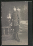 Foto-AK Uniformfoto Eines Jungen Soldaten Mit Bajonett Im Studio Tietz München  - Oorlog 1914-18