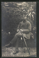 Foto-AK Uniformfoto Eines Sitzenden Soldaten Mit Säbel  - Oorlog 1914-18