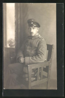 Foto-AK Uniformfoto Soldat Inf. Rgt. 100 Im Studio Leipzig  - Oorlog 1914-18