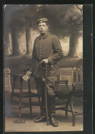 Foto-AK Uniformfoto, Soldat In Feldgrau Mit Säbel  - Oorlog 1914-18