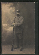 Foto-AK Uniformfoto, Soldat In Feldgrau Lehnt Auf Seinem Gewehr  - Oorlog 1914-18