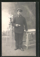 Foto-AK Uniformfoto Eines Rauchenden Soldaten  - Oorlog 1914-18