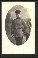 Foto-AK Uniformfoto, Soldat Mit Bajonett Am Koppel Im Studio Bender Limburg  - Oorlog 1914-18