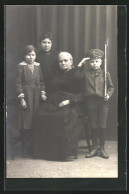 AK Grossmutter, Mutter Und Die Kinder, Kinder Kriegspropaganda, Bub Salutiert  - Guerre 1914-18