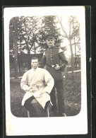Foto-AK Militärmusiker Im Bademantel Und Soldat In Uniform Mit Schirmmütze, Uniformfoto  - Guerre 1914-18