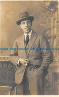 R163424 Old Postcard. Man In Hat - Monde
