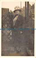 R163425 Old Postcard. Woman In Hat - Monde