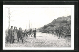 AK Soldaten Bei Der Strassenreinigung In Der Schlammpagne  - Guerre 1914-18