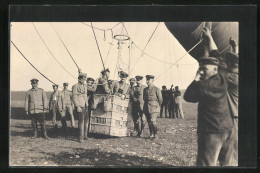 AK Soldaten Im Korb Eines Ballons Vor Dem Aufstieg  - Montgolfières