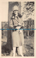 R163107 Old Postcard. Woman Near The Tree - Monde