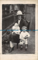 R163118 Old Postcard. Woman With Kids - Monde